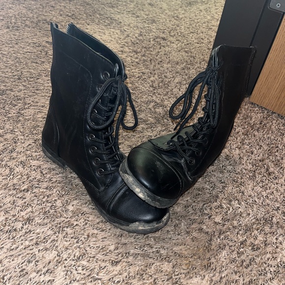 Rue 21 boots zip up in the back with laces, color black size 8 - Picture 3 of 4